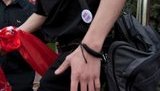 В Донецке на фоне стадиона Ахметова растоптали и сожгли красный флаг. ВИДЕО.