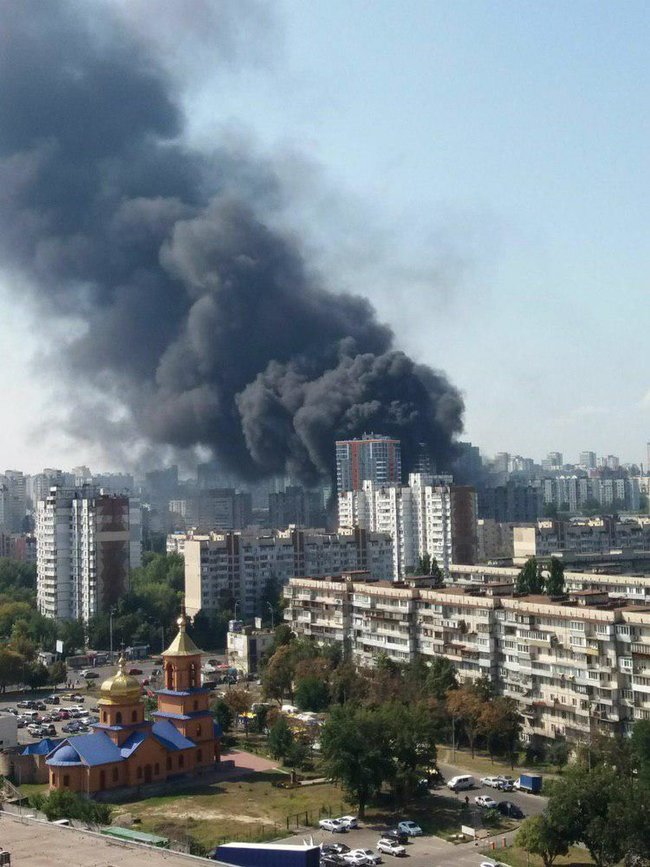 Пожар в столичной новостройке: небо заволокло черным дымом 06
