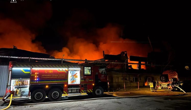 Багатомільйонні збитки: Російський дрон знищив склади виробника сухариків Flint