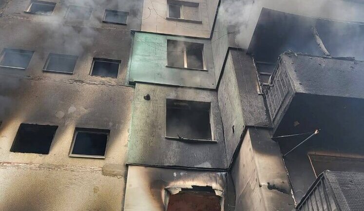 Війська РФ вдарили по 9-поверхівці в Куп’янську: з охопленого вогнем будинку врятовано жінку. ФОТОрепортаж