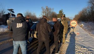 Посадовець митного поста на Буковині брав по $100 за кожен незаконно ввезений iPhone. Його затримали, - ДБР. ВІДЕО+ФОТОрепортаж