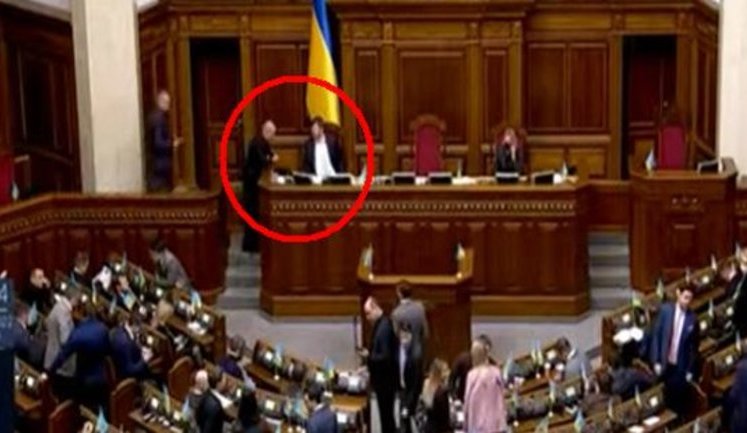 "Ну, бл#дь, п#здец! Мне звонят и говорят, что за х#йня!", - "слуга народу" Любота пояснює віцеспікеру Корнієнку, що його голос за санкції проти депутатів Держдуми РФ не зарахований. ВIДЕО