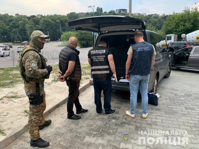 Поліцейські перекрили міжнародний канал поставки фальшивих доларів 02