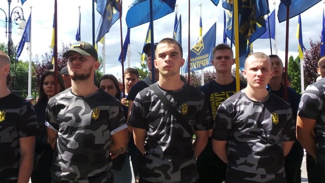 Поговори з тими, кого ти вбив, х#йло!: националисты пикетируют ОП с требованием ареста российской агентуры в Украине и перекрытия границы с РФ 07