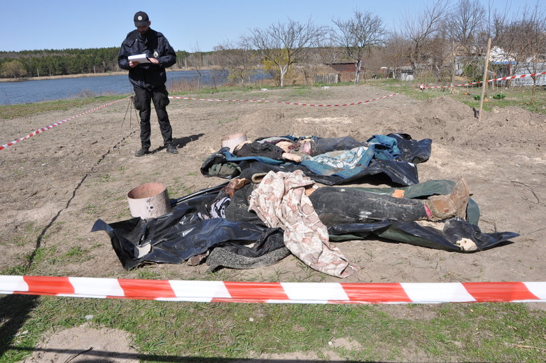 Поліція ексгумувала тіла матері та сина, вбитих росіянами, які безпідставно обстрілювали вулиці та будинки у Ваблі під Бучею 06