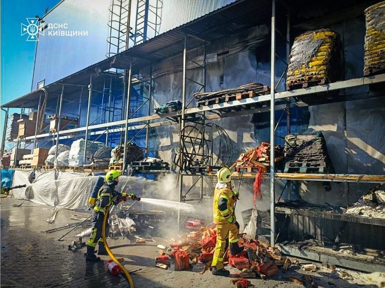 У Борисполі ліквідовують пожежу поблизу ТЦ 