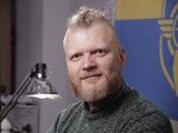На початку війни був сформований образ воїна як опори нації, але зараз ветеранів бояться приймати на роботу. Як працює Центр допомоги захисникам України AxioS 08