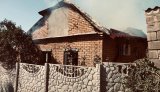 РФ ударила FPV-дроном по дому в Никополе. Погибла женщина.
