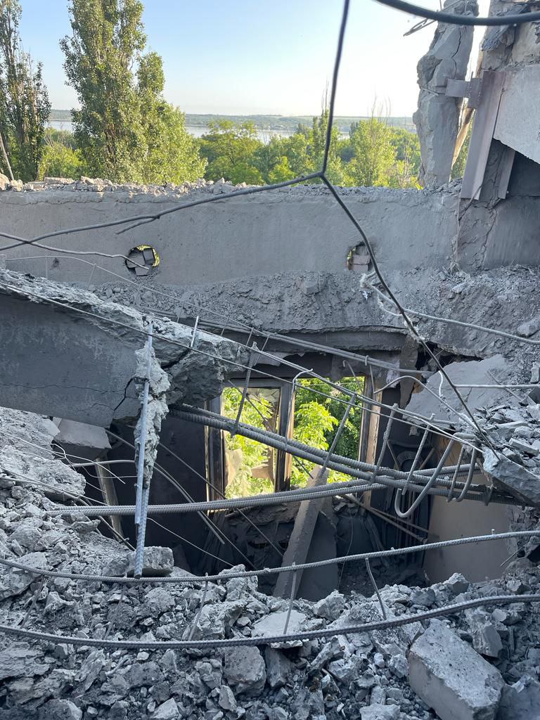 Рашисти ударили по Торецьку, поцілили у школу, пошкоджено 15 багатоповерхівок та адмінбудівлі, - ОВА 07