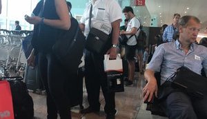 "З українським безвізовим паспортом, за російські гонорари, в ненависній Європі": Симоненка з коробкою вина помітили в аеропорту Барселони. ФОТОфакт