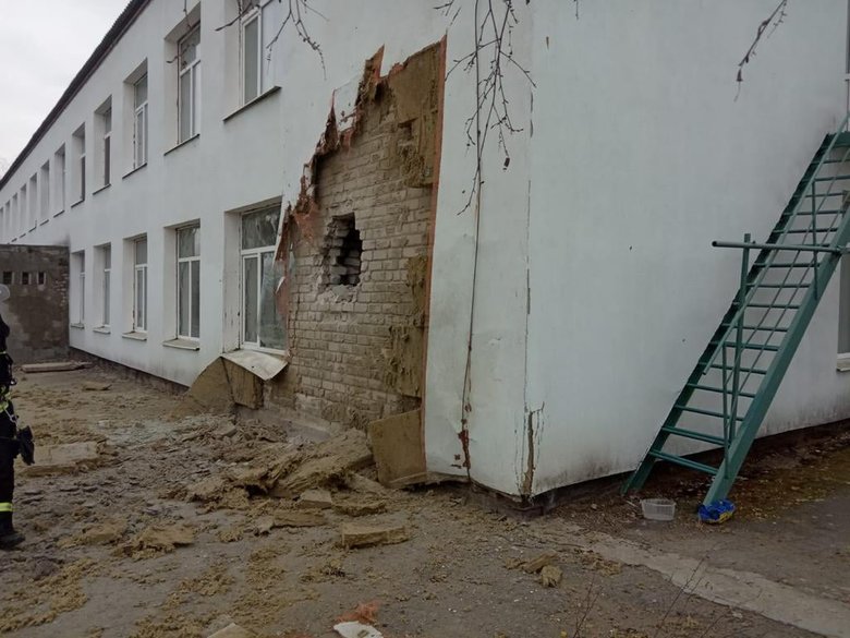 ГСЧС показала последствия утреннего артобстрела со стороны войск РФ пгт Станица Луганская 02 ГСЧС показала последствия утреннего артобстрела со стороны войск РФ пгт Станица Луганская 02