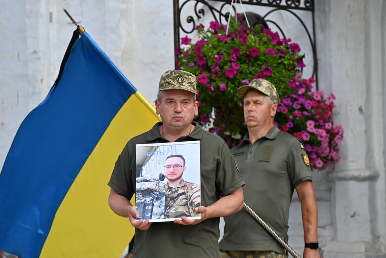 Зі скрипалем та воїном Давидом Якушиним, який загинув у бою з окупантами, попрощалися в Києві 10