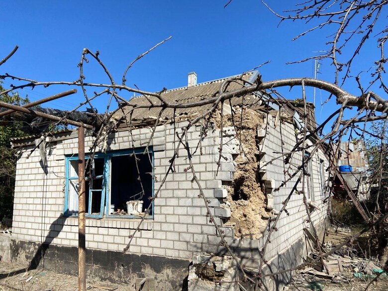 Наслідки обстрілу Ромашкового на Херсонщині 02 Наслідки обстрілу Ромашкового на Херсонщині 02