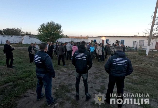 Поліція звільнила близько 30 осіб, яких утримували в рабстві на території занедбаної жіночої колонії на Одещині 01