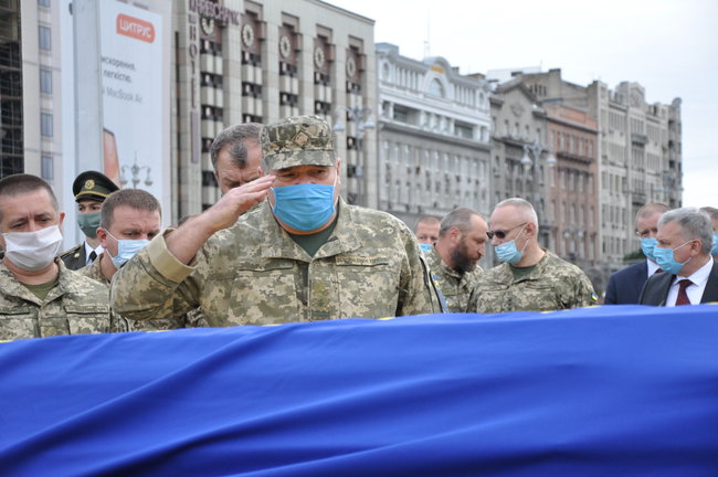 С погибшим Героем Украины Тарасом Матвиивым простились на Майдане Незалежности в Киеве 91