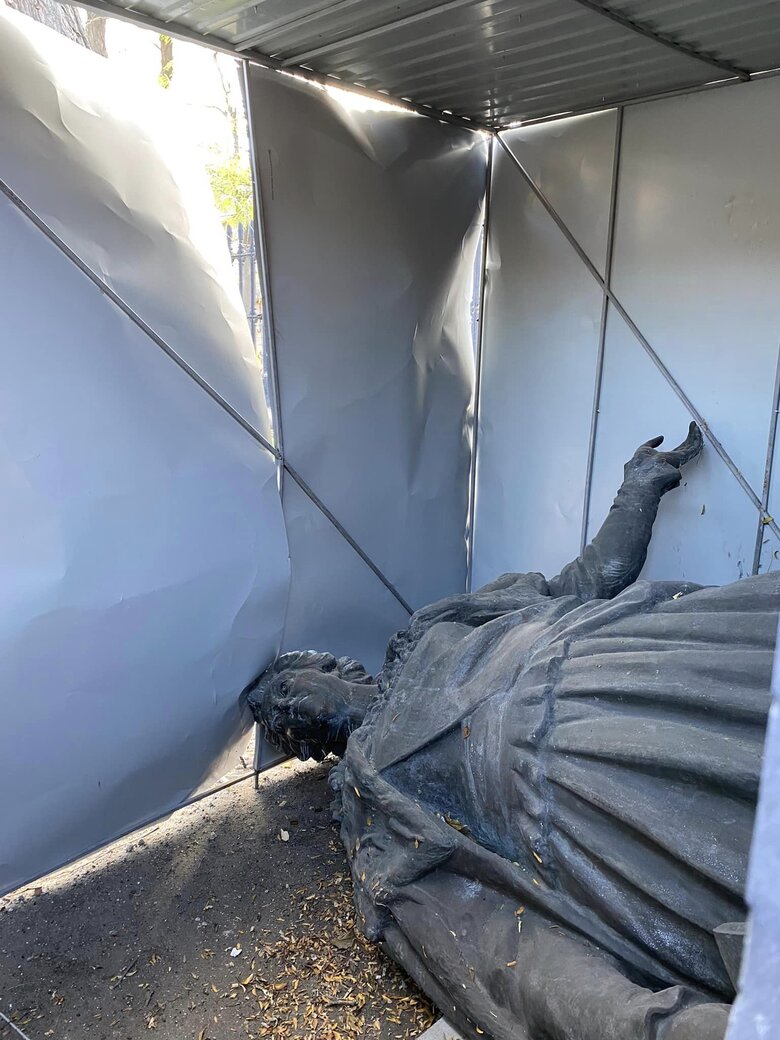 Ударна хвиля від атаки рф пошкодила в Одесі короб з пам’ятником Катерині Ⅱ 01 Ударна хвиля від атаки рф пошкодила в Одесі короб з пам’ятником Катерині Ⅱ 01