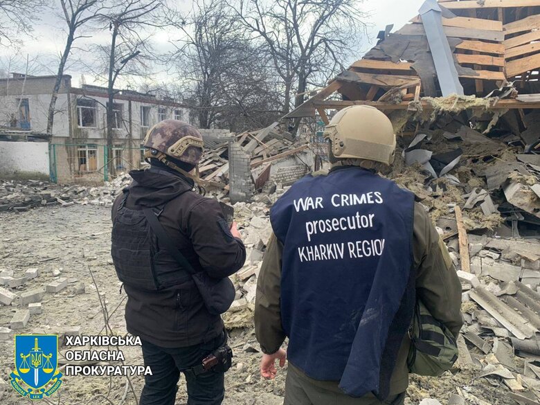 Последствия вражеского обстрела Купянска: повреждены дома, детсад, парк 04