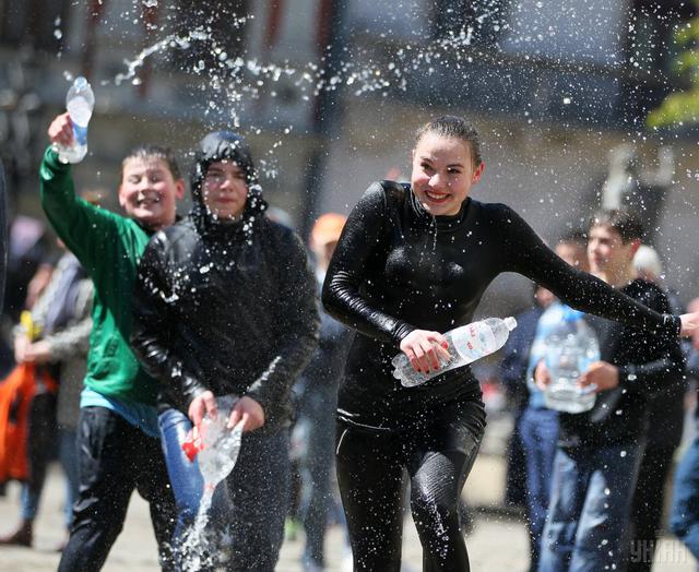 Wet Monday in Lviv: water battles on Ploshcha Rynok 08