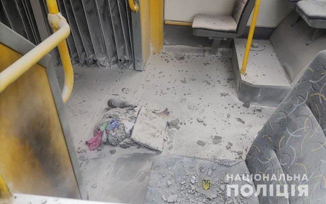 В Киеве мужчина бросил в троллейбус бутылку с зажигательной смесью, женщина-пассажир госпитализирована, - полиция 05