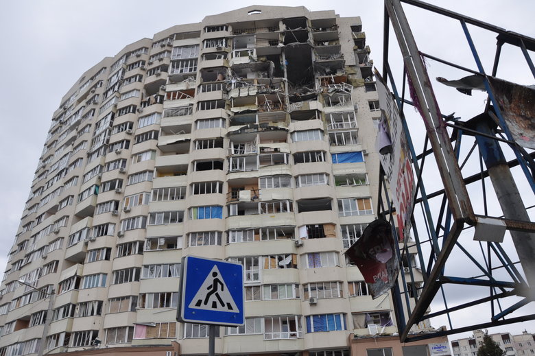 Кількаметрові вирви та зруйновані вщент будинки: Наслідки обстрілу Чернігова російськими окупантами 50