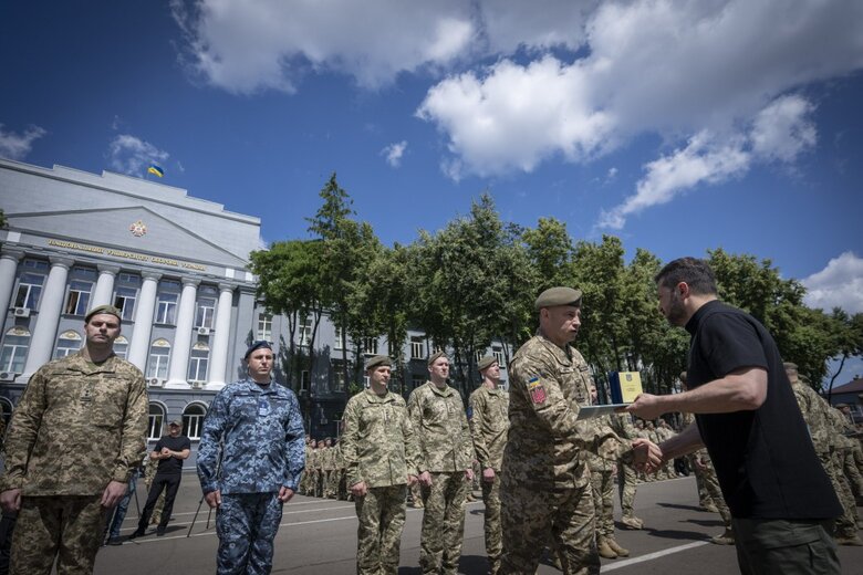 Вручення дипломів в Національному університеті оборони