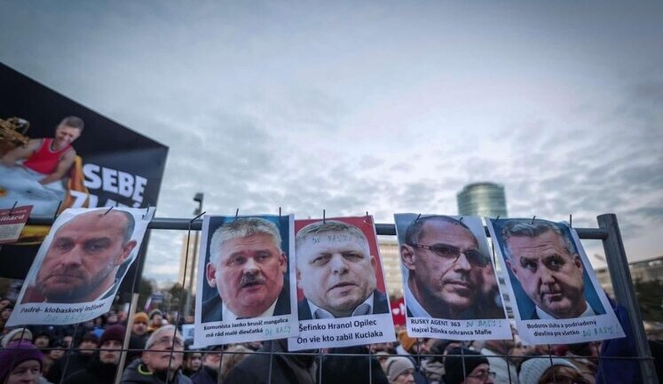 У Братиславі понад 10 тисяч людей вийшли на протести проти уряду Фіцо. ФОТОрепортаж