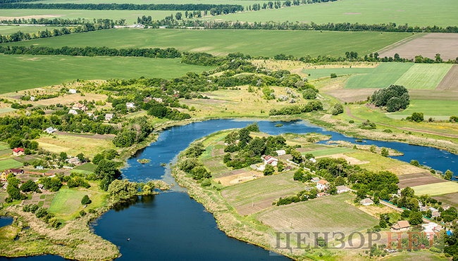 Сільська ідилія, звивисті річки і хмари, що біжать полями: літо в Україні з висоти пташиного польоту 05