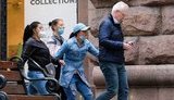 Три женщины на Крещатике пытались ограбить бизнес-эксперта Эрика Наймана, а беременная женщина не смогла отбиться: "Кого еще должны ограбить, чтобы их посадили?" - активист Бондар. ФОТО