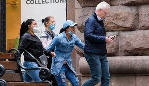 Три женщины на Крещатике пытались ограбить бизнес-эксперта Эрика Наймана, а беременная женщина не смогла отбиться: "Кого еще должны ограбить, чтобы их посадили?" - активист Бондар. ФОТО