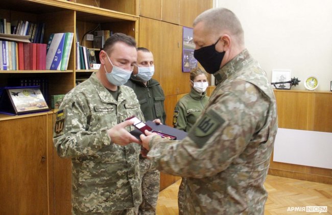 Литва нагородила українських медиків з військового госпіталю у Львові 02