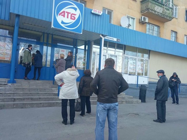 Чоловік із сокирою розніс супермаркет у Маріуполі 02 Чоловік із сокирою розніс супермаркет у Маріуполі 02