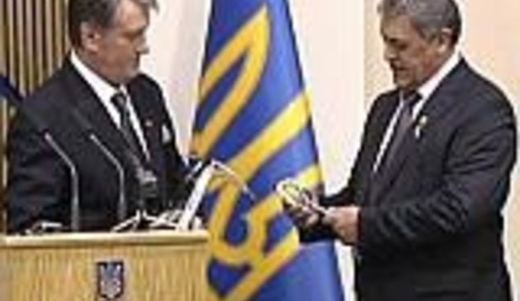 Ющенко пытался научить чиновников петь гимн и получил ледоруб. ВИДЕО.