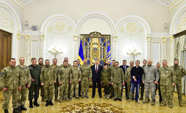 Порошенко вручил 19 добровольцам государственные награды 01