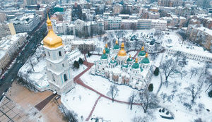 Сильный ветер сорвал 50-килограммовый крест с купола Софийского собора в центре Киева. ФОТО