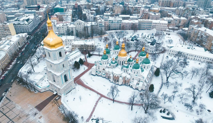 Сильный ветер сорвал 50-килограммовый крест с купола Софийского собора в центре Киева. ФОТО