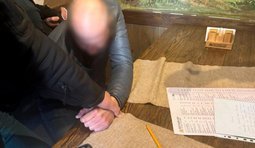 Посадовця Укрзалізниці викрили на хабарі у $100 тисяч