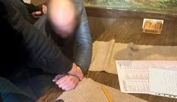 Посадовця Укрзалізниці викрили на хабарі у $100 тисяч