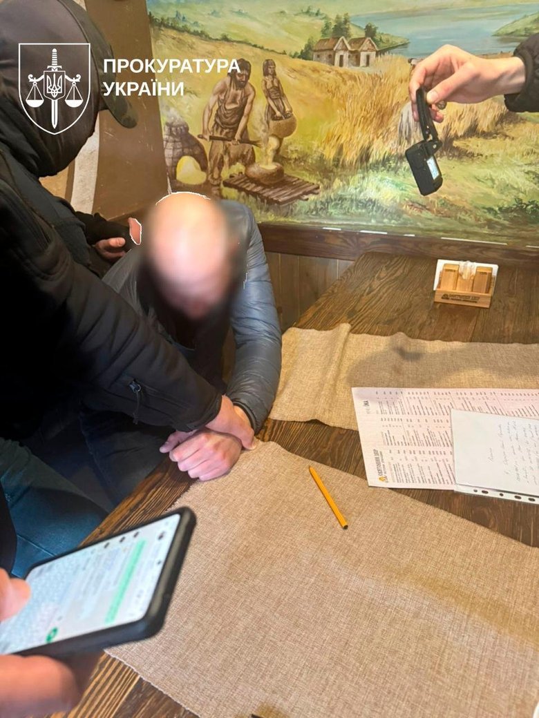 Посадовця Укрзалізниці викрили на хабарі у $100 тисяч