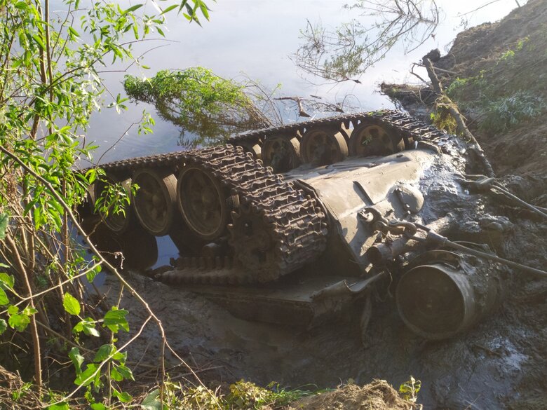 На Чернігівщині з річки витягли танки з законсервованими окупантами 01