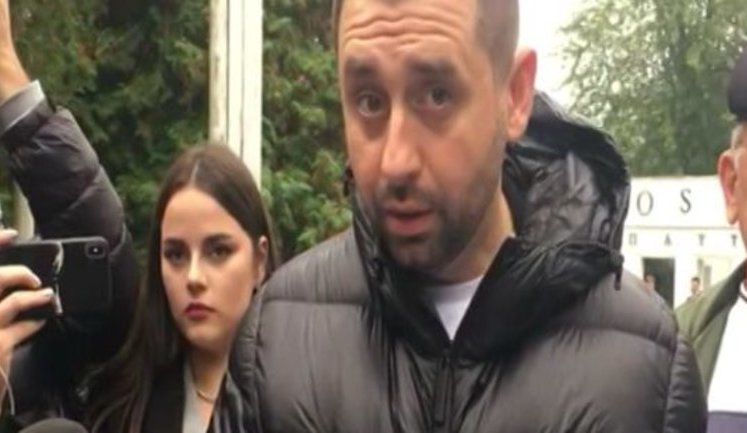 "Вы использовали связи в "Укрзализныце": Арахамия - журналистке Цензор.НЕТ, которую не пустили на свое место в поезде ради "слуг народа". ВИДЕО