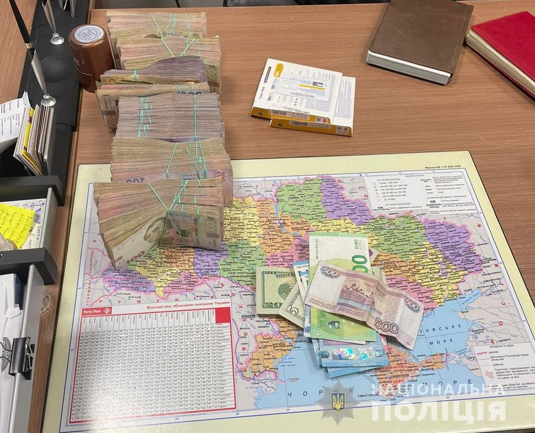 Киберполиция разоблачила сеть по производству и продаже фальсификата: мошенники подделывали вино, хамон, масло и конфеты известных брендов, изъято 160 т товара 03
