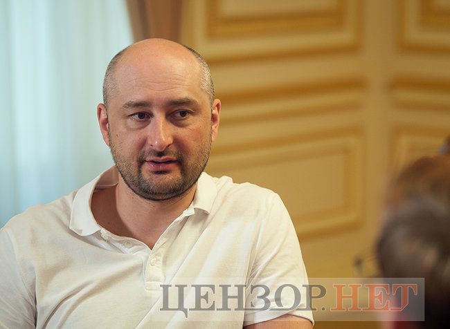 Ти голий, вимазаний свинячою кровю, слухаєш некрологи про себе. Поруч санітар пилкою пиляє кістку. Велике інтервю з Аркадієм Бабченком 01