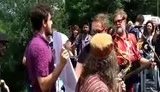"Геть рашистів з України", - одиночна акція протесту під час безкоштовного концерту російського музиканта Гребенщикова в Києві. ВIДЕО