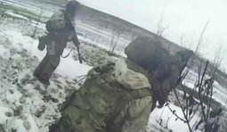 бійці конвоюють двох полонених росіян