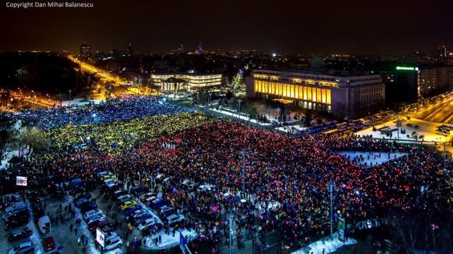 Десятки тисяч жителів Румунії вийшли на антикорупційні протести. 12