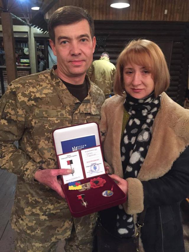 "Спасибі за те, що вручаєте ордени молодим хлопцям, простим солдатам". Бійці, які відзначилися на Донбасі, стали Народними героями України 13