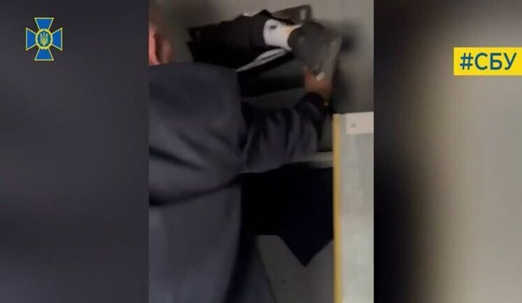 Задержан проводник поезда, перевозивший уклонистов за границу в вентиляционной системе вагона. ВИДЕО