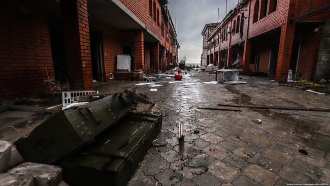 Beach rigged with mines, not a single undamaged building: journalists show embattled Shyrokyne village 07