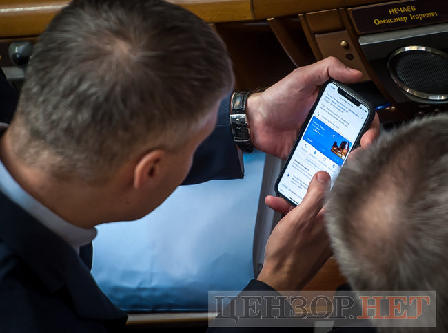 Нардеп Вознюк обговорює з Зіронькою готель на літо, поцілунки Бахтєєвої з Шурмою і Кожемякіним, Ірина Луценко з гранатами і листування Воропаєва із Заружко щодо голосування, - день роботи ВР 5 квітня 18