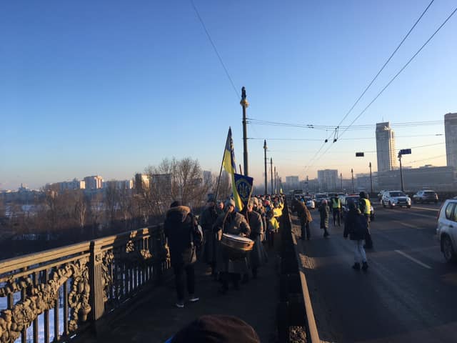 Українці створили живий ланцюг Соборності на мосту Патона в Києві 02 Українці створили живий ланцюг Соборності на мосту Патона в Києві 02